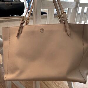 Large pale pink/light peach Tory Burch shoulder bag GREAT for spring 🩷